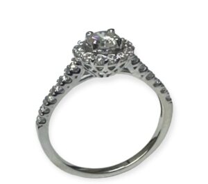 Round diamond engagement ring
