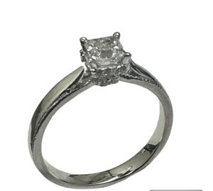 Princess cut diamond engagement ring